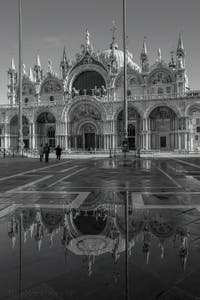 La Basilique et la Place Saint-Marc à Venise.