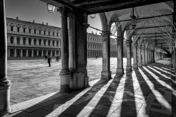 Jeux de lumière sous les Procuraties place Saint-Marc à Venise.