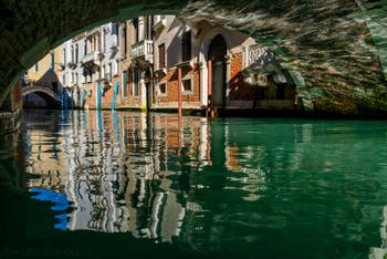 Les reflets du Rio de Palazzo dans le Sestier de Saint-Marc à Venise.