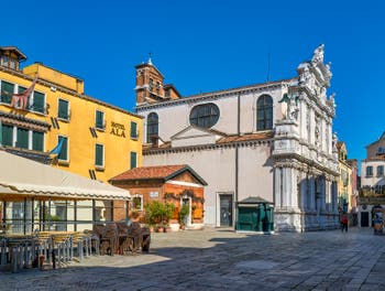 Le Campo et l'église Santa Maria Zobenigo, également dénommée Santa Maria del Giglio, à Saint Marc à Venise.