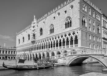 Le Palais des Doges et le pont de la Paglia à Saint-Marc à Venise.