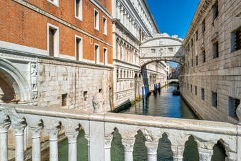 Le Palais des Doges et le Pont des Soupirs à Saint Marc à Venise.