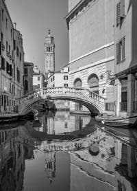 Le pont de la Fenice sur le Rio de le Veste et le campanile de Santo Stefano à Saint Marc à Venise.