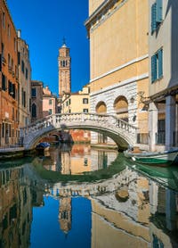 Le pont de la Fenice sur le Rio de le Veste et le campanile de Santo Stefano à Saint Marc à Venise.