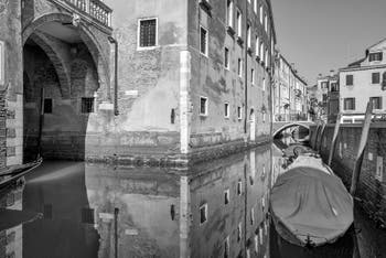 Le Rio de Sant'Anzolo et le pont dei Frati, le long du couvent de Santo Stefano à Saint Marc à Venise.
