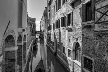 Le Rio et la Fondamenta del Vin et ses gondoles à Saint-Marc à Venise.