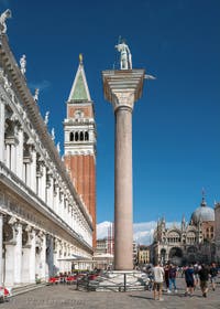 La bibliothèque Marciana, la Piazzetta, la colonne Saint-Théodore, le Campanile et la Basilique Saint-Marc à Venise.