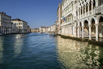 Le Grand Canal de Venise et le Palais de la Ca' d'Oro, dans le Cannaregio à Venise. 