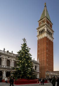 Le Campanile de Saint-Marc et le Sapin de Noël de Venise.