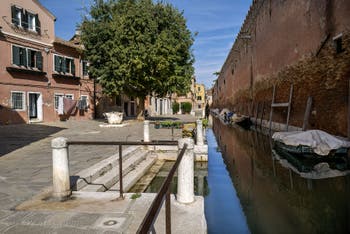 Le Campo et le Rio de le Gorne dans le Castello à Venise.