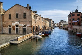 Le Campo et le Rio de Sant' Alvise, à gauche le couvent des soeurs Canossiennes, dans le Cannaregio à Venise.