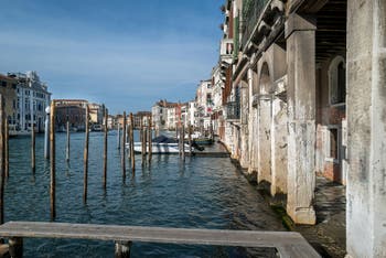 Le Grand Canal de Venise et le Sotoportego del Traghetto dans le Cannaregio