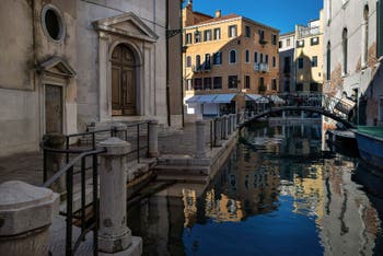 L'église et le Rio de la Maddalena dans le Cannaregio à Venise
