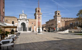 Les tours de l'entrée de l'Arsenal de Venise dans le Sestier du Castello. 