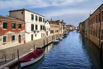 Le Rio de Sant'Alvise et la Fondamenta dei Riformati o del Bersaglio dans le Cannaregio à Venise.
