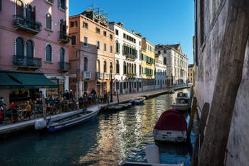 Envie d'un Spritz le long du Rio de la Misericordia ? Sur la Fondamenta de la Misericordia, dans le Sestier du Cannaregio à Venise