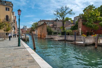 La Fondamenta et le Rio dei Ognissanti, au fond l'église dei Gesuati, dans le Dorsoduro à Venise.