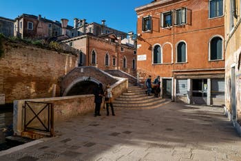 La Fondamenta Santa Caterina et le pont Molin de la Racheta dans le Cannaregio à Venise