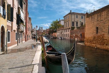 Gondole sur le Rio dei Ognissanti dans le Dorsoduro à Venise.