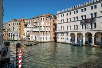Gondole sur Grand Canal de Venise devant le Fontego dei Tedeschi.