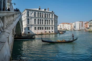 Gondole sur le Grand Canal de Venise devant le pont du Rialto et le Palais dei Camerlenghi