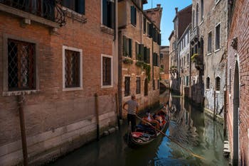 Gondole sur le Rio de la Verona dans le Sestier de Saint-Marc à Venise.