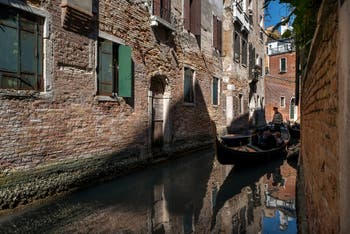 Gondole sur le Rio de la Verona dans le Sestier de Saint-Marc à Venise