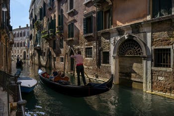 Gondole sur le Rio de San Severo dans le Castello à Venise.