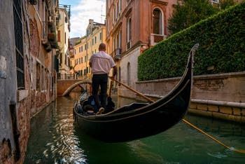 Gondole sur le Rio dei Fuseri dans le Sestier de Saint-Marc à Venise.