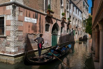 Gondole sur le Rio Menuo o de la Verona dans le sestier de Saint-Marc à Venise. 