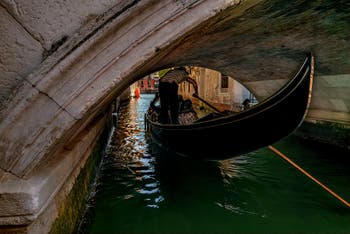Gondole sur le Rio et sous le pont San Felice à Venise, ça passe tout juste !