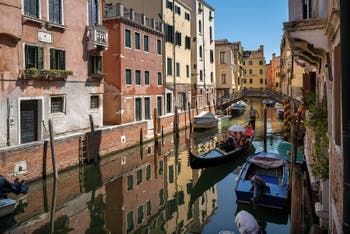 Gondole sur le Rio Priuli dans le Cannaregio à Venise. 
