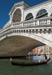 Gondola sotto il Ponte di Rialto sul Canal Grande di Venezia.