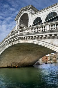 Gondole sous le pont du Rialto sur le Grand Canal de Venise.