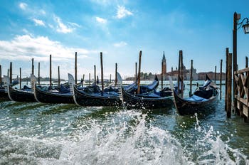 Gondoles au môle de Saint-Marc devant l'île de San Giorgio Maggiore à Venise.