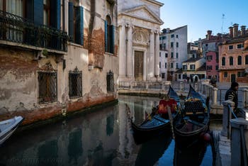 Gondoles sur le rio de la Maddalena dans le Cannaregio à Venise