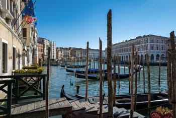 Gondoles sur le Grand Canal de Venise avec les Fabbriche Nuove sur la droite