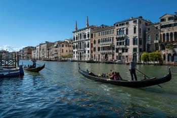 Gondoles sur le Grand Canal de Venise devant les palais Papadopoli, Businello et Barzizza.