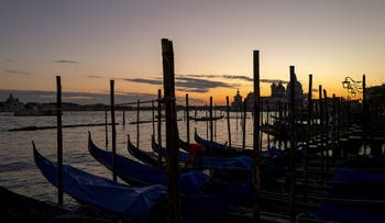 Les gondoles du bassin de Saint-Marc à Venise au crépuscule.