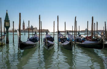 Gondoles dans le Bassin de Saint-Marc, devant l'île de San Giorgio Maggiore à Venise