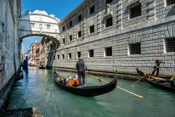 Gondoles devant le pont des Soupirs sur le Rio de Palazzo o de la Canonica à Venise