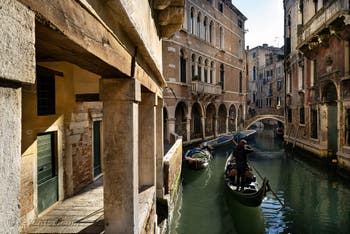 Gondoles sur le Rio de Ca' Widmann, dans le Cannaregio à Venise.