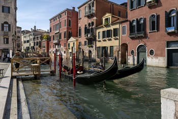 Gondoles sur le Rio dei Mendicanti à côté du Campo San Giovanni e Paolo dans le Sestier du Castello à Venise.