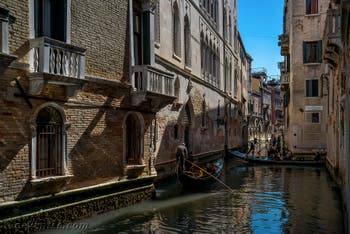 Gondoles sur le Rio di San Luca Rossini dans le Sestier de Saint-Marc à Venise.