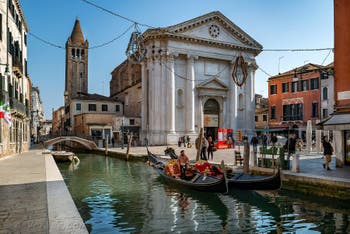 Gondoles sur le Rio de San Barnaba dans le Dorsoduro à Venise.