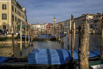Les Gondoles de la Riva del Vin le long du Grand Canal de Venise, au fond, le pont du Rialto.