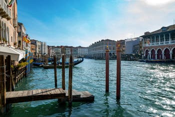 Les gondoles de Santa Sofia sur le Grand Canal de Venise, en face du marché aux poissons du Rialto.