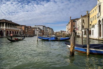 Gondoles et Traghetto de Santa Sofia sur le Grand Canal de Venise.