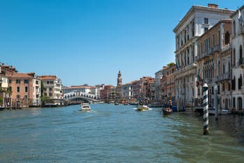 Le Grand Canal de Venise et le pont du Rialto. 