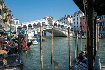 Le pont du Rialto sur le Grand Canal de Venise